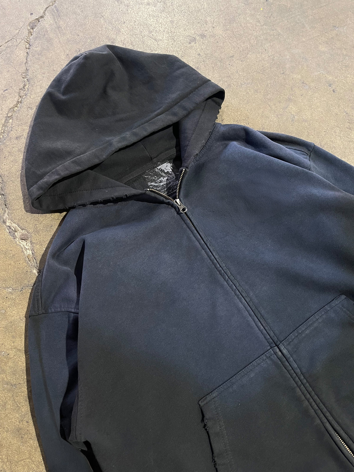 DISTRESSED & WASHED ZIP HOODIE